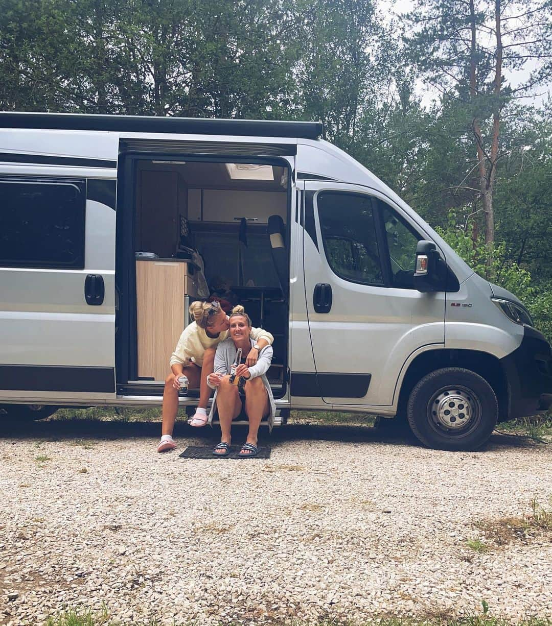 アーニャ・ミッタークさんのインスタグラム写真 - (アーニャ・ミッタークInstagram)「Camping moments 🏕 🏖⛰」6月30日 1時55分 - anjamittag