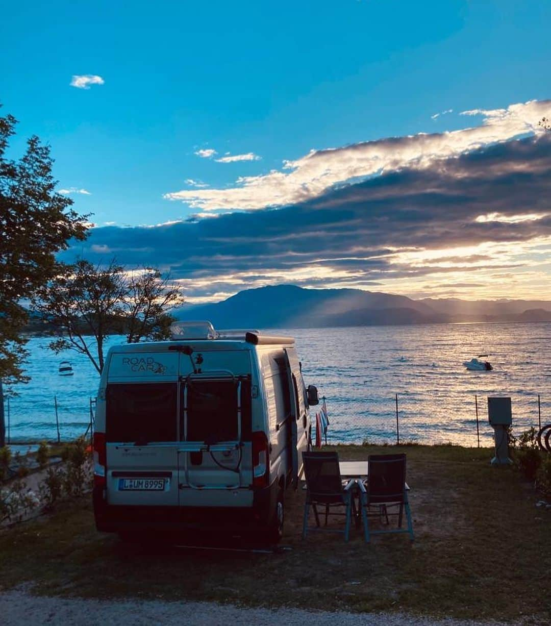 アーニャ・ミッタークさんのインスタグラム写真 - (アーニャ・ミッタークInstagram)「Camping moments 🏕 🏖⛰」6月30日 1時55分 - anjamittag