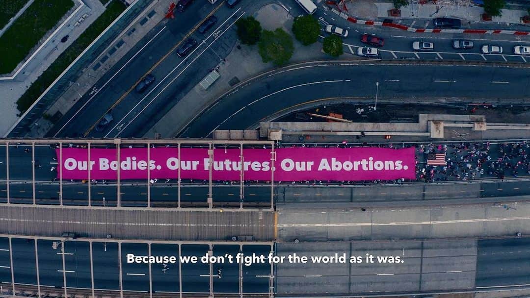 アマンダ・デ・カディネットのインスタグラム：「Everyone should be able to get the #abortion care they need.That’s why I will continue fighting to keep #BansOffOurBodies.   Join me and take action with @PlannedParenthood at BansOff.org. Together, we are a force.」