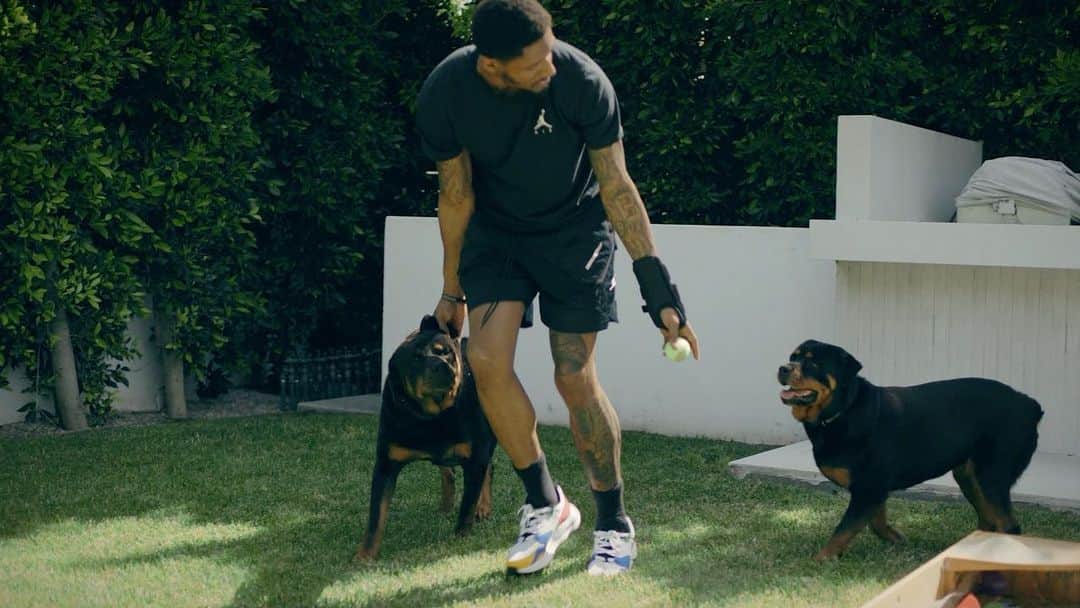 ブラッドリー・ビールのインスタグラム：「Only the best for King and Nala, which is why I feed them Purina @proplan Sport for optimal nutrition and performance. Thanks to @proplan and their game-changing formula for keeping my dogs fueled and active! #ad 🐶👑」