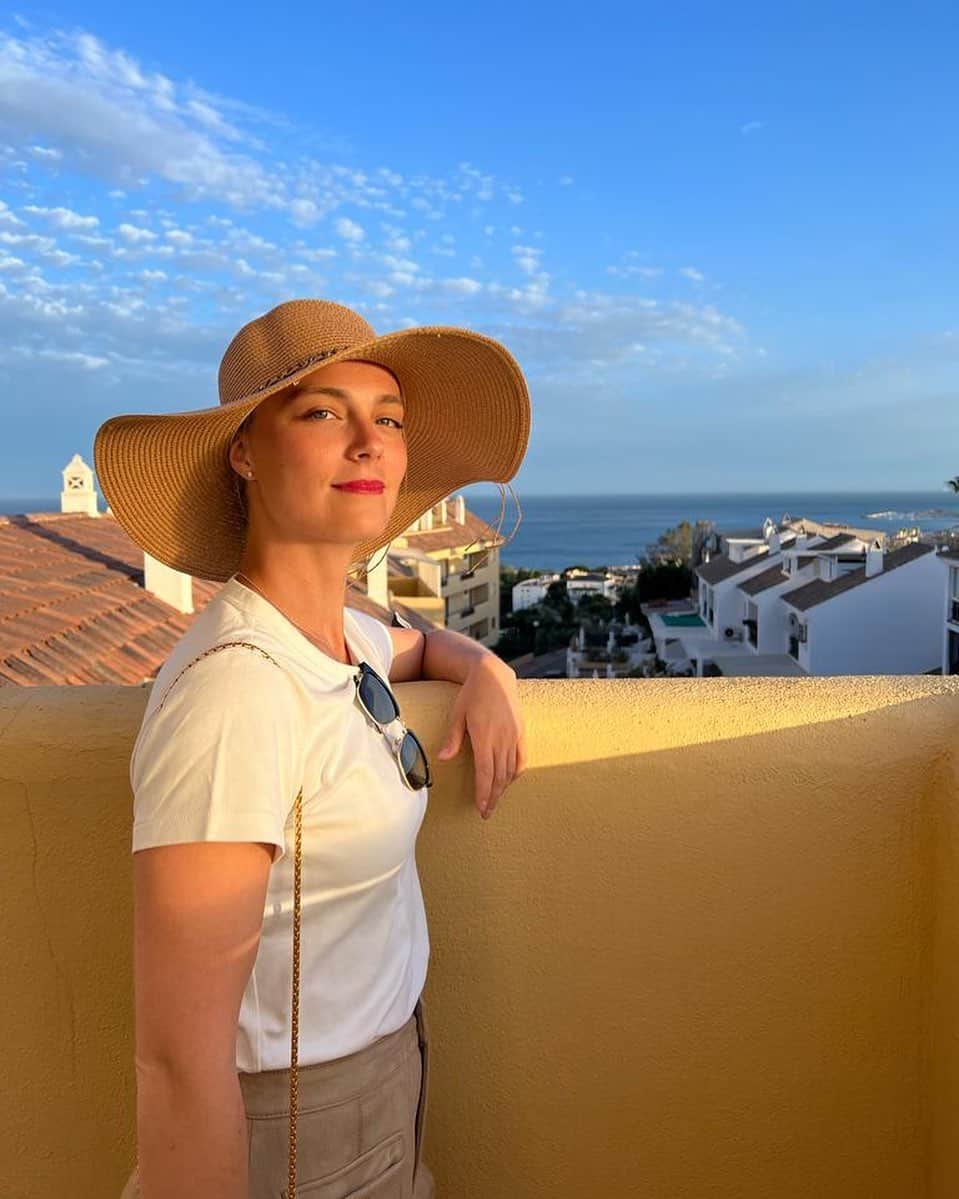 キーラ・コルピのインスタグラム：「I just spent a week in Southern Spain with my dear ones. And not just a week but a Transformational Week on so many levels 🙏🏼🥲🤸🏼‍♀️🌊🌺👙🎾☀️⛈🥥🎶🌴✨👨‍👩‍👧‍👦💞  Lately I’ve been working on befriending some old, old fears. I’ve tried to tell them ”thank you for trying to protect me but I don’t need you anymore, you can take a rest now, I’m safe.”  Lately I’ve also been working on showing up bigger in my own life and in the lives of important others. Life is so short and precious. We must have the courage to live our truth and to get back on track when we notice we’ve been shrinking.  May this summer bring clarity and courage to us all so that we can really live our most expansive, nourishing and purposeful lives 💫💫💫」