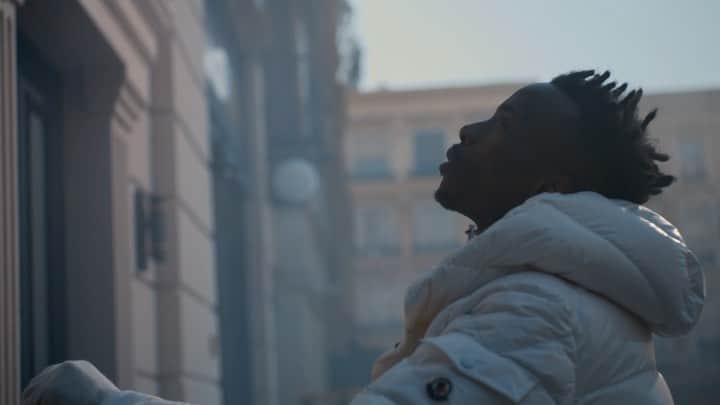 モンクレールのインスタグラム：「The journey to the pinnacle starts  here.   When the mountain calls, be ready. Performance artist @kevin.bago transcends the city limits in search of fresh perspectives.   #MonclerFW22 now available on Moncler.com.   Directed by @agjnyc  DOP @simonchaudoir  Styled by @robbiespencer  Starring @kevin.bago Production @objectandanimal」