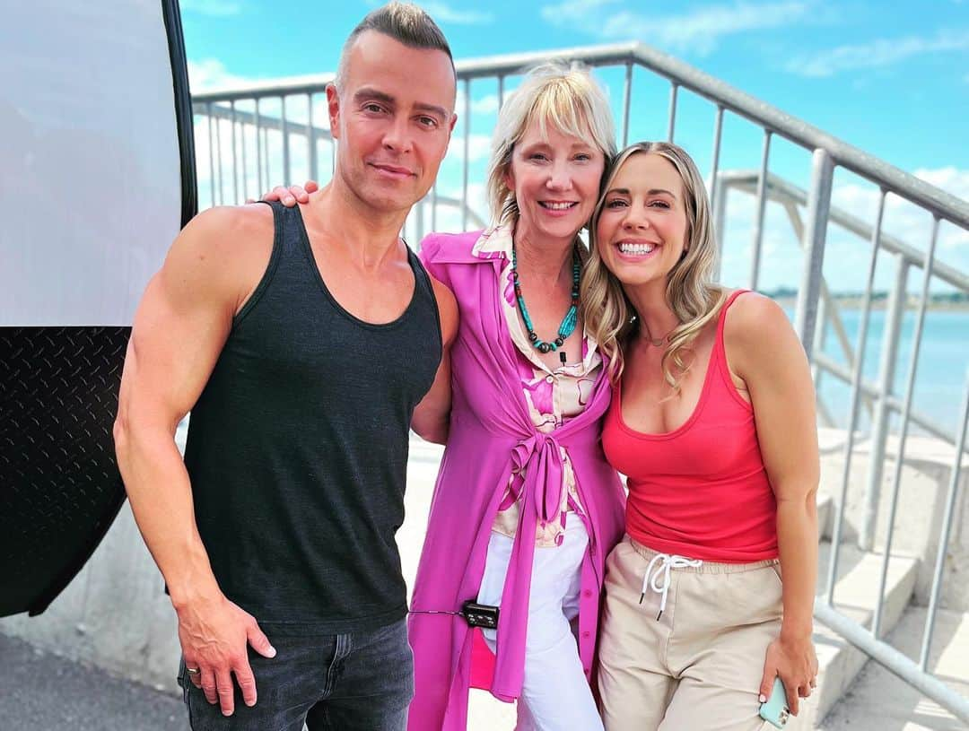 アン・ヘッシュさんのインスタグラム写真 - (アン・ヘッシュInstagram)「Good times on set with Lawrence Bros! 🙌🏼 ❤️@joeylawrence @andrewlawrence @samanthaccope」7月15日 1時27分 - anneheche