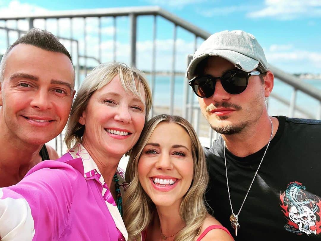 アン・ヘッシュのインスタグラム：「Good times on set with Lawrence Bros! 🙌🏼 ❤️@joeylawrence @andrewlawrence @samanthaccope」