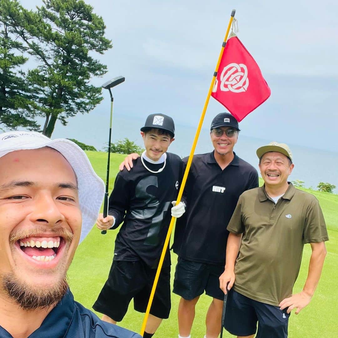 窪塚洋介のインスタグラム：「三昧♪三昧♪ 何事も元気に楽しく🏌️ 何時も元気に楽しく🏌️‍♀️  関東に置いてるクラブと一式ほぼ同じセットで関西にも。　#Callaway  #clubhaus #tangram #windandsea #hiit」