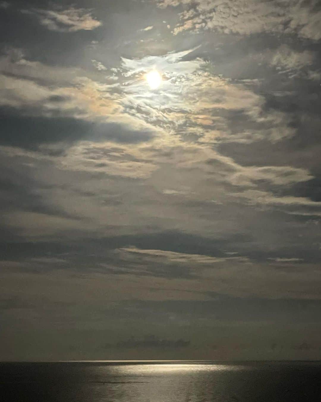 RiRiさんのインスタグラム写真 - (RiRiInstagram)「DRAGON × SUPER MOON  昨日は、今年一番大きく見える満月で、 屋久島は、龍神さんの島だと話していたら 満月を抱えた龍神さんが現れたの🐉🌕✨  素敵な屋久島入りになって、最高。。。🤍  皆さんは、龍神さんに見えますか☺️？  #yakushima #dragon #fullmoon #moon #supermoon #屋久島 #龍神 #満月」7月14日 17時40分 - _ri420