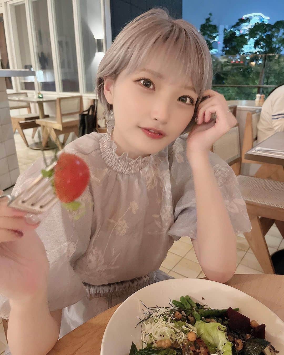 東條ゆりあのインスタグラム：「お出かけしておしゃれなカフェいきたい～～～！！！  子供の時に食べれんかったものっていつの間にか食べれるようになっとるよね、💭 3歳くらいの時はお豆腐とお米ばっかり食べてたらしい  ちなみに納豆、トマト、パン、チョコ以外の全般のお菓子はあまり好きじゃなかった、いつからこんなに好きになったねん❕❕❕  嫌いな食べ物ある❔」