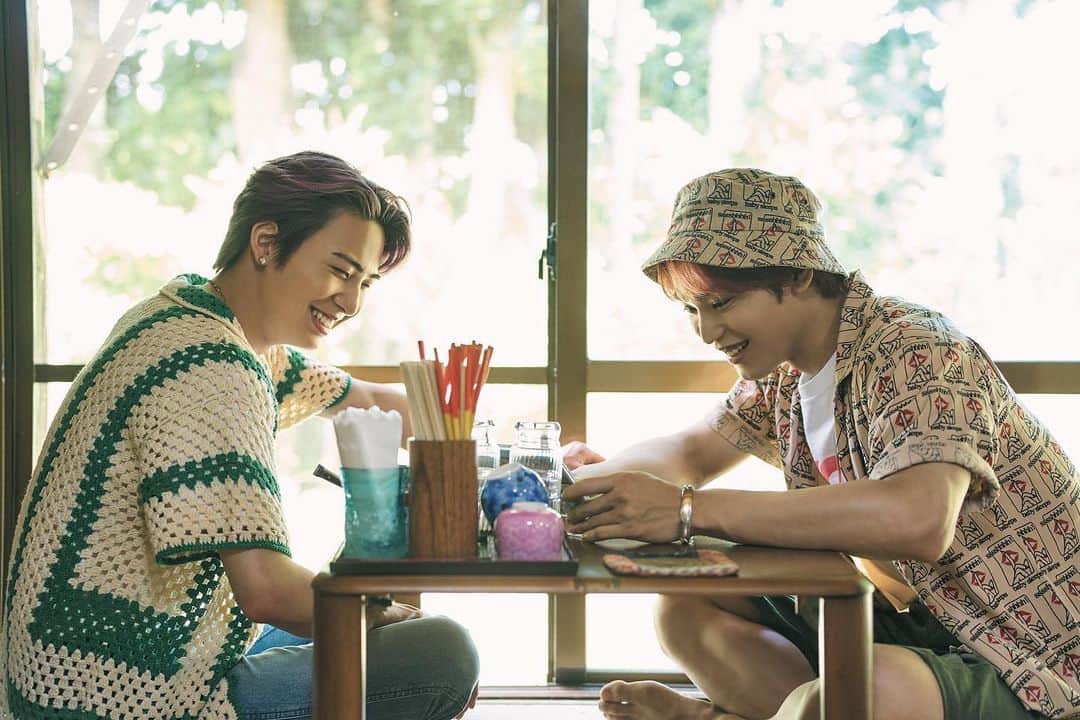 のインスタグラム：「7/14発売の #女性セブン にてJO1の #與那城奨 さん  #川尻蓮 さんを撮影させて頂きました📸 與那城さんの出身地・沖縄の最新スポットを巡る2人旅をしてきました🏝  多くは語れませんが、私としましては二人のことをめっちゃ推せる最高なロケになりました！ 是非女性セブン本誌を手にお取りください！   #JO1 #よなれん #8ページ特集 #沖縄 #女性セブン  #JAM の皆さん初めまして！」