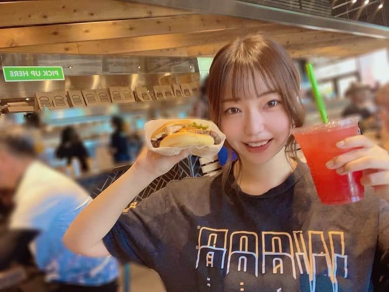 都美のインスタグラム：「#shakeshack #lasvegas #LAS #ハンバーガー  #🍔🍟」