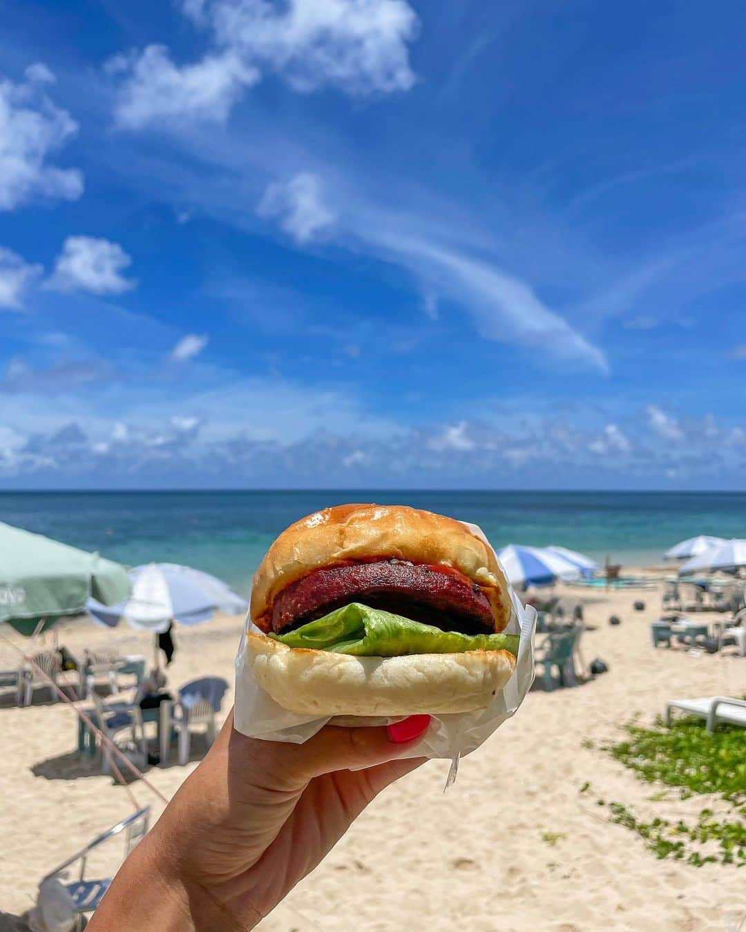 SÜMIREさんのインスタグラム写真 - (SÜMIREInstagram)「. 宮古島で大好きなバーガーショップ🍔 @dougsburger_miyakojima  いつもは多良間牛のバーガーだけど 今回は大豆ミートを使ったベジバーガーにしてみた🌿 ビーチで食べるハンバーガーはいつもの 何倍も美味しく感じたな〜😋🤎 . #宮古島#沖縄#宮古島グルメ#ダグズバーガー  #新城海岸#ビーチ#ハンバーガー#ベジバーガー #dougsburger#miyakojima#okinawa#japan」7月14日 18時19分 - 12_sumiregram_26