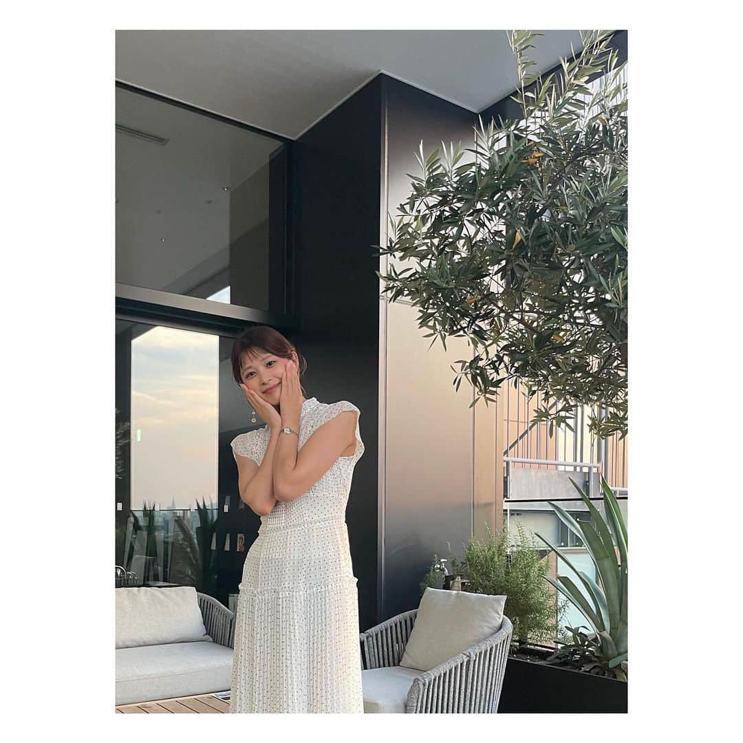 山本里咲のインスタグラム：「☺︎ 今日もお疲れ様でした😵‍💫 千葉もずっと雨が降っていて、 出先の駐車場もびっちり埋まってました、、😵‍💫 (初めての展開で戸惑った)  この写真は友達とホテルステイした時に撮ってもらいました！ この日は友達と3人で真っ白で揃えたんです🫶  お腹いっぱい食べました #ホカンス#ホテルステイ #今日もお疲れ様でした」