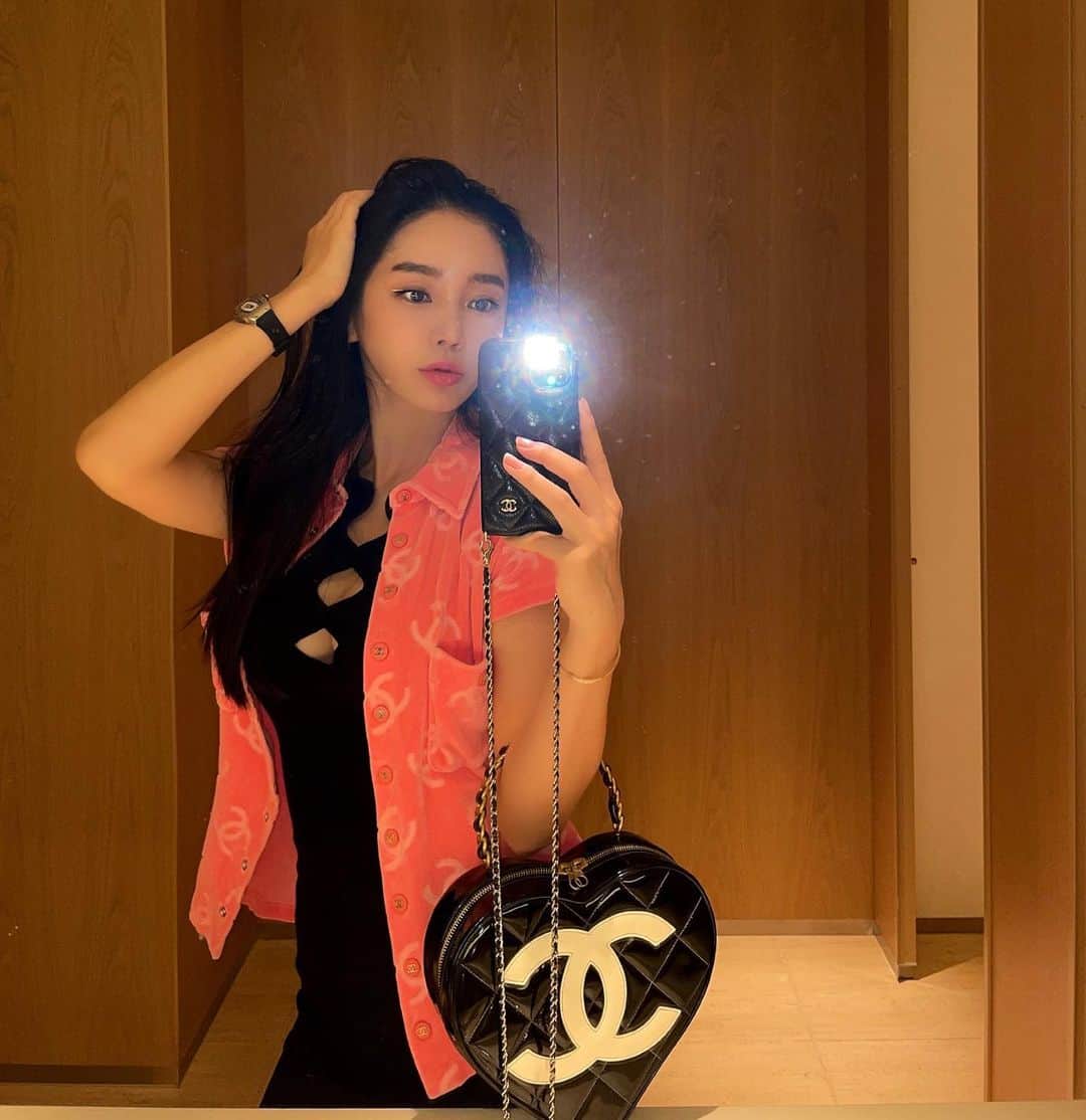 megbabyのインスタグラム：「cocoME...🖤  流行りって大切だけど、流行りは自分でつくるものかも🥺 ヴィンテージに身を包んでも懐かしさを出さないようにミックスしてお洒落を楽しむのが好き🦜💕 シャネルのピンクは可愛さ無限大👠👚💗  プラスでメグットカラーを入れると気分も明るくしてくれる🌷  #vintagechanel」