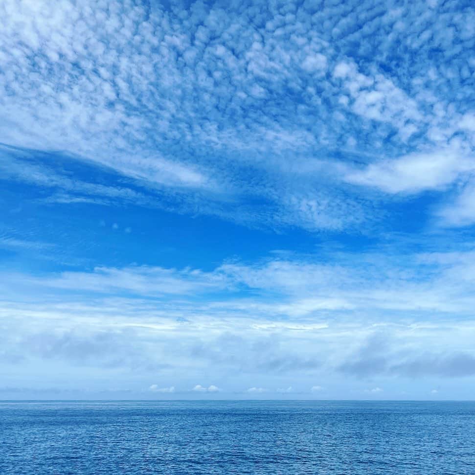 ちとせよしのさんのインスタグラム写真 - (ちとせよしのInstagram)「海の青と空の青☺︎︎ どこまでが空でどこからが海か分からないって本当にあるんだなぁ〜(*´-`*)  綺麗だったので、皆さんにもおすそわけ🫶🏻」7月14日 18時54分 - chitose_yoshino