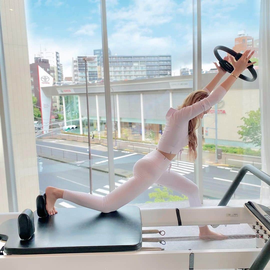 紗蘭のインスタグラム：「こないだのピラティス💜 心も身体も綺麗になるピラティスが大好き✨ 週に1回通ってるけど、どんどんやれることの幅が増えて嬉しい💪🏻🔥💕 早くぶら下がるやつやりたい！笑 (伝わるかな？ww) 最近は趣味がたくさん増えて楽しいんだ〜🎶 #ピラティス #pilates #pilatesstudioeleven」