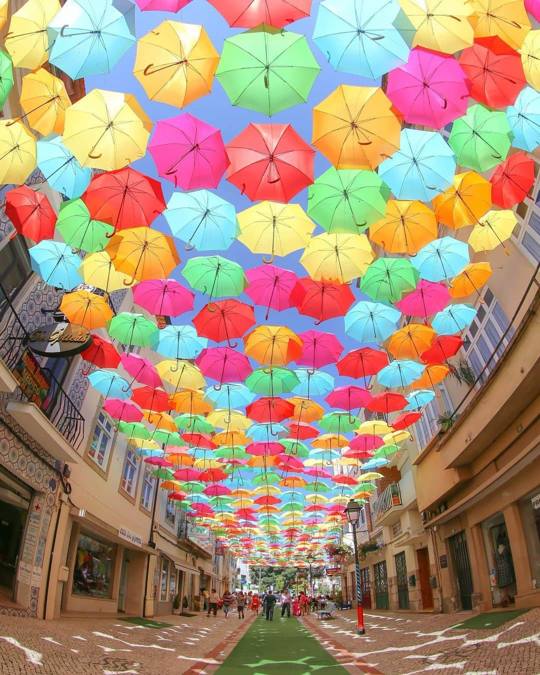 田島知華のインスタグラム：「【Portugal🇵🇹Agueda】 夏の旅先といったらやっぱりここ。 アンブレラ・スカイ・プロジェクトの元祖。 ポルトガル行きたいなぁ…！ 特にポルトは住みたいほど好きな街。  そういえば、約1ヶ月間デジタルデトックスをしてみようとInstagramなどのSNSから少しだけ離れてみました。 スマホを触る時間が減ってたくさんの情報からも離れると、心が少し穏やかになった気がする。 便利なツールだし元気ももらえることもたくさんあるから、上手く付き合っていきたいな🌱 Copyright ©︎ TAJIHARU _ #たじはるトリップ #TAJIHARU_portugal #ポルトガル #アゲダ #アンブレラスカイプロジェクト #カラフル #傘 #旅ガール #女子旅 #カメラ女子 #portugal #agueda #agita #agitagueda #umbrella #umbrellaskyproject #igerseurope #igersportugal #agitagueda2017 #beautifuldestinations #topportugalphoto #beautifulcity #wonderful_places #beautifulplace #wonderlustportugal #visitportugal #awesome_phototrip」