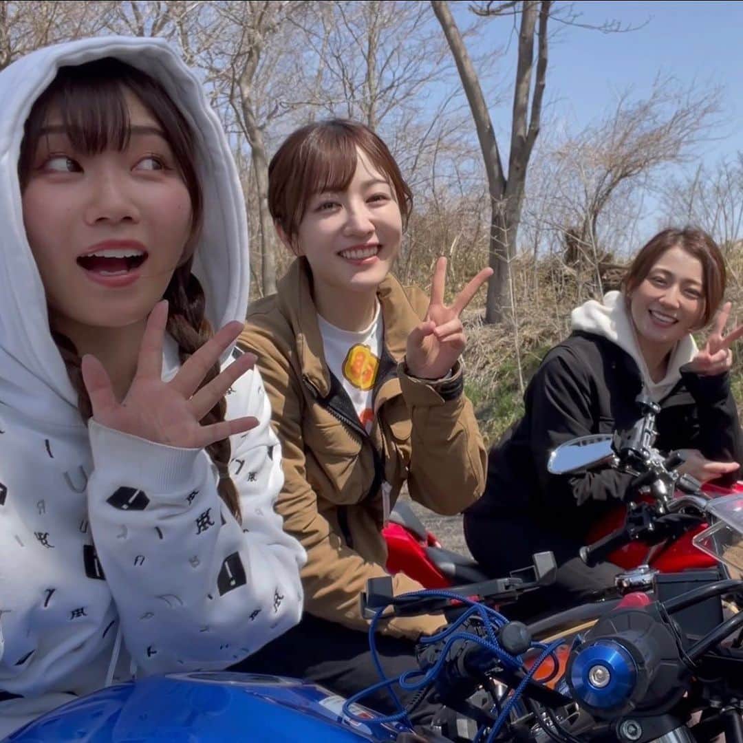 のインスタグラム：「久野さんともアッキーとも 前からツーリングに出かけてたけど 3人で遊ぶのは初めて😆👍 どっちも空気感が似てたので 気が合うだろうなと思い 最初からいきなりツーリングキャンプに行きました🏍🏕✨笑 (少し前の写真です📷)  そんな2人が YouTubeでコラボしてます☺️💕 大好きなバイク仲間のコラボ、嬉しい!! ⁡ いいないいな〜、羨ましい😆✨ 私は一視聴者として楽しみます！笑  #バイク　#ツーリング　#バイクツーリング #バイクツーリングキャンプ  #バイクのある風景」