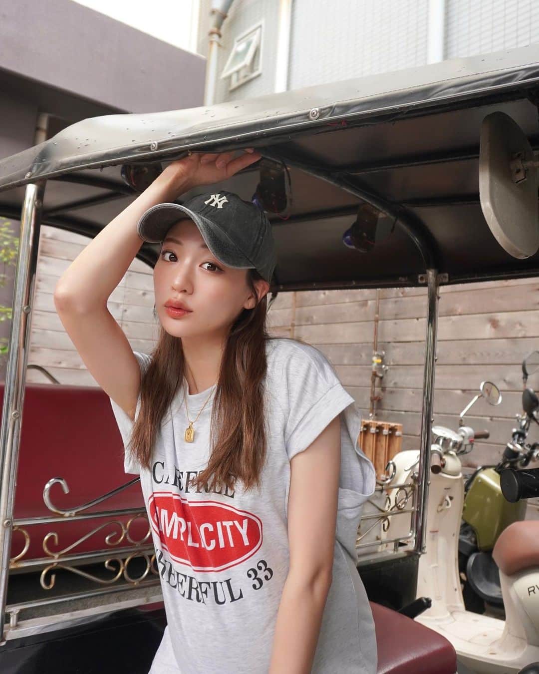 志田友美（ゆうみん）のインスタグラム：「. ㅤㅤㅤㅤㅤㅤㅤㅤㅤㅤㅤㅤㅤ 最近Qoo10で購入したお気に入りアイテム達🖤  ⬇︎  ㅤㅤㅤㅤㅤㅤㅤㅤㅤㅤㅤㅤㅤ ARGAN HAIR OIL🌿  保湿力の高いアルガンオイルなのにベタつかないし、 大容量だから長持ちするのが⭕️7つの香りから選べるよ！  ボディウォッシュ🫧  ✔︎合成界面活性剤無添加　✔︎サルフェートフリー ✔︎長持ちする肌の保湿力　✔︎肌に近いpH弱酸性製品  に惹かれたんだけどプラスで匂いがドストライクすぎた。 完全にいい女の匂い。笑  どちらもブランドは @celluver.globalです🎈  #qoo10#qoo10購入品 #CELLUVER#ボディウォッシュ#ヘアオイル#セルラバー#アルガンオイル#パフュームボディウォッシュ」