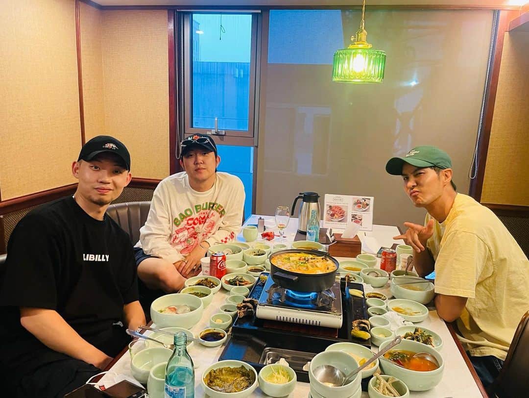 キム・ジソクのインスタグラム：「랩퍼 세명. 앨범제작 해주실분🙋🏻‍♂️  #가오가이 #아이테 #2001년혜성처럼등장한5인조댄스그룹리오에서하이랩과영어랩을맡았었ㅅ관두자다지난일이야」