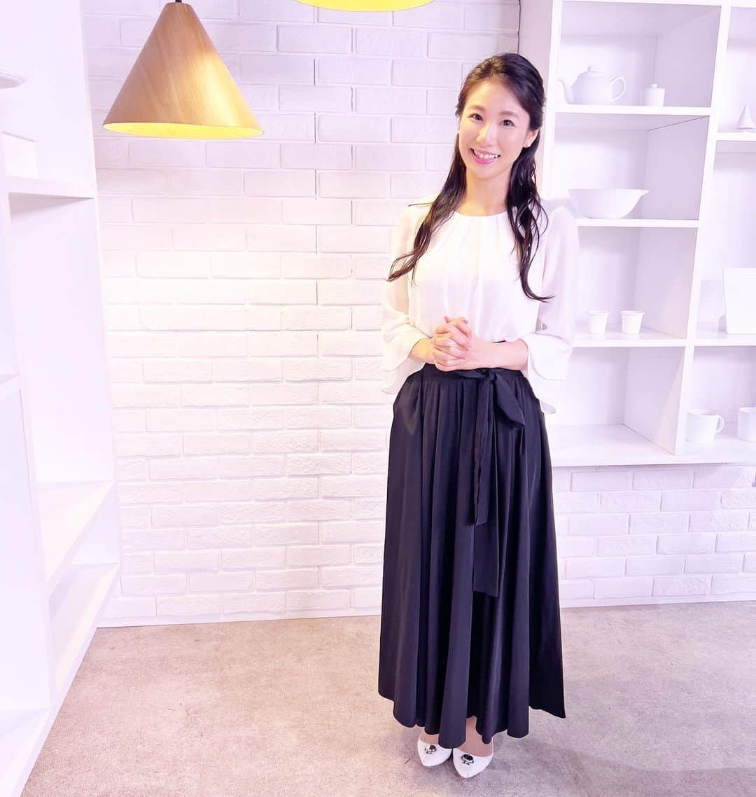 のインスタグラム：「* 先日、久しぶりにTBS NEWSでニュースを読ませて頂きました‼︎* 1に驚いたことはスタジオが変わっていたこと‼︎このカフェみたいなお洒落なスタジオで読むニュースは新鮮でした😂* にも関わらず、フロアに入り、準備をして、カメラの前に立つと、良くも悪くも以前を思い出し変わらない自分がおりまして…2に驚いたことです😂‼︎‼︎* いずれにしても報道、ニュースと向き合えた幸せな時間でした！* ご覧下さった皆様ありがとうございました❤️📺* #tbsnews #tbs #newscaster #アナウンサー #女子アナ#ニュースキャスター #ママアナウンサー #お仕事でした」