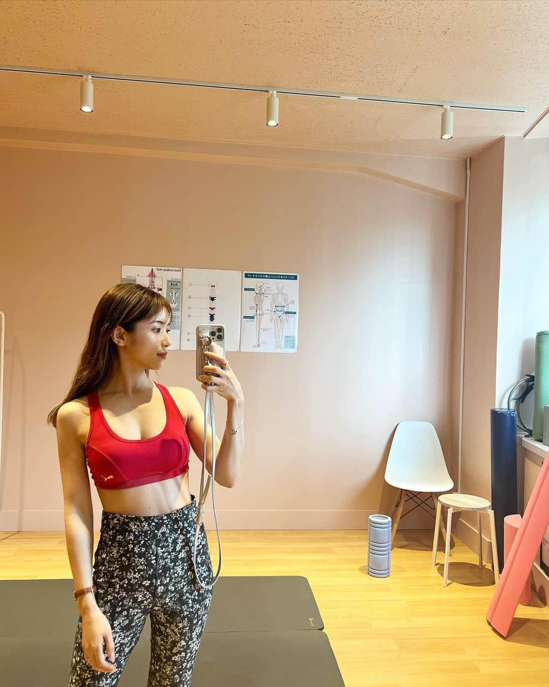 舟山久美子（くみっきー）のインスタグラム：「ここ1か月の身体の変化。  最近褒められる事が多くて、やる気UP中🥹💪  3枚目のbefore/after写真ですが、左から1回目、2回目、3回目のお写真で、身体の軸が整って行ったのわかりますか？？🫣  首、胸、骨盤にリングを通したら平行に整っていく感じです！ 反り腰もだいぶ良くなり、顔が前に出ていたのも重心が変わった❣️  インナートレーニングだけでなく、食事制限も最近は加え、野菜とタンパク質を多く取るようにしています！炭水化物をたくさん食べた日は、オートファジーを活用しているのですが合うみたいで調子がよいです☺️  今回のダイエットは、"細く"するではなく、"姿勢を正す"と言う目的でトレーニングに取り組んでいるので、体重にはとらわれず、メリハリのある女性らしいしなやかなBodyが目標です☺️  筋トレも大好きなのですが、私は身長が155センチで大きくない上に骨格ウェーブで下重心。ただでさえ産後は育児で筋肉質になっているのに、筋トレするとバランスが悪くなるのです🫣 なので、インナーマッスルを重点的に鍛えて、緩んだお腹や骨盤を整え、ながらも毎日のリリースで筋肉を解すのが、今は合ってます。  そんな、身体メンテナンスで心から信頼しているサロンはこちら✨  骨からトレーニング @yumicorebodyofficial   ピラティスでインナー強化 @saaya_pilates   エステ @sorridente_minamiaoyama   @fuyuki_luaeft   #産後ダイエット #インナーマッスル　#膣トレ」