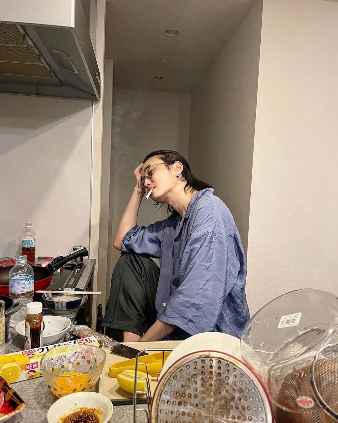 のインスタグラム：「ハニー達久しぶり！存在が副流煙です💋 全人類が喜ぶかもしれんけどカルマは生存してます😏  飯食べてそのまま一服🚬 一緒に一服するか？？  って最後の写真で全員倒れたか… ㅤㅤㅤㅤ ㅤㅤㅤㅤ  #セーラームーン #料理 #タバコ #chill #チル #女子野球」