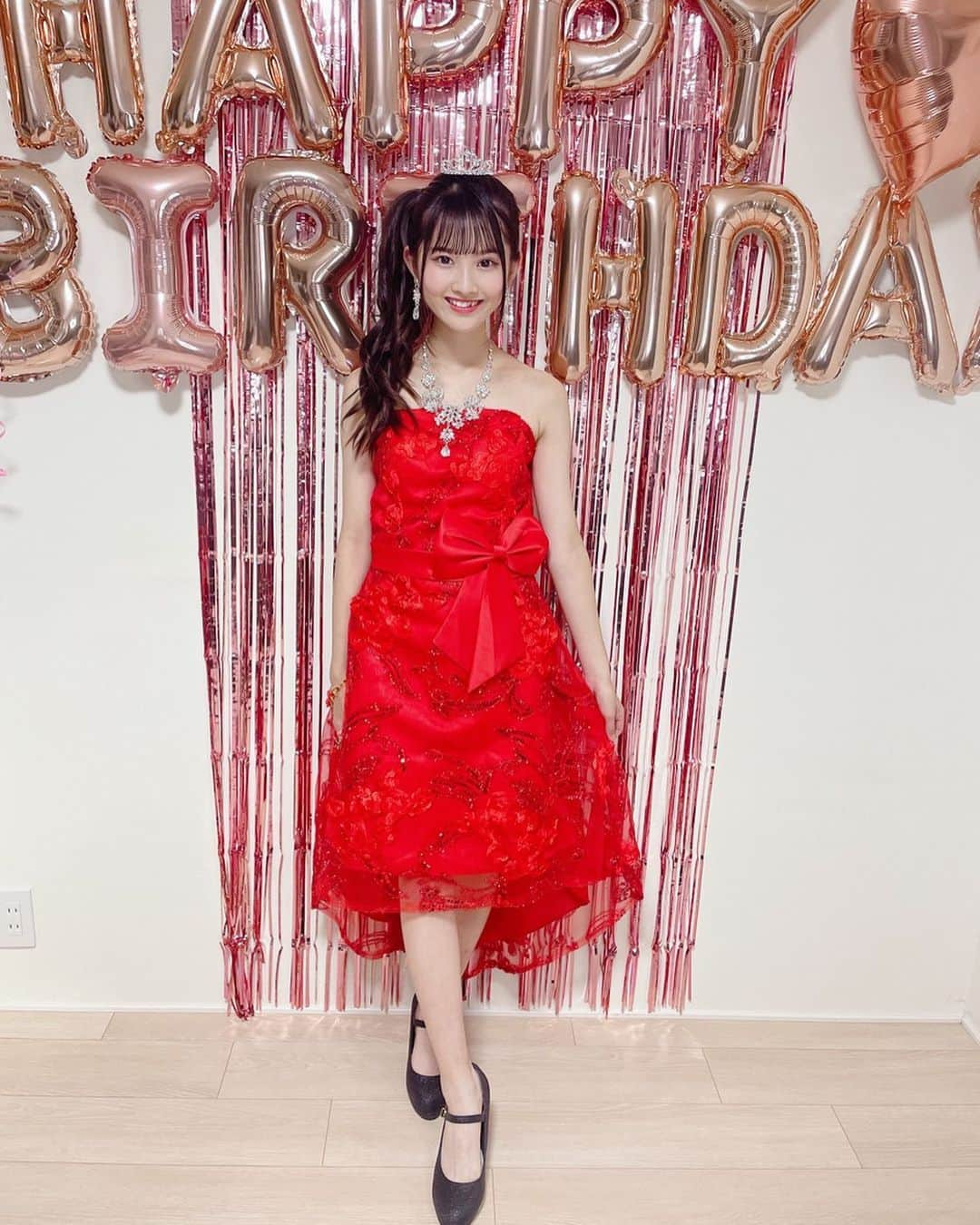 工藤咲姫さんのインスタグラム写真 - (工藤咲姫Instagram)「赤ドレス👗♥️ 赤のお洋服は1枚も持ってなくて、生まれて初めて赤♥️です🤭 なんか違和感…Σ(ﾟωﾟﾉ)ﾉ  赤♥️やっぱり〜シトロン🍋リーダー♥️ ゆななが1番似合うなー😍💕   #誕生日  #赤ドレス  #初めての赤  #リーダーレッド #夢アドシトロン  #jc3  #工藤咲姫 #毎日投稿 #3日目」7月14日 20時50分 - saki_kudo_0710