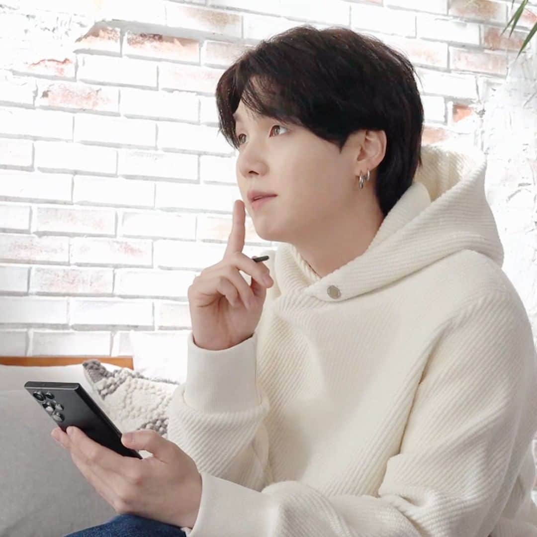 Samsung Mobileのインスタグラム：「A penny for his thoughts. Guess what #SUGA is writing with his #GalaxyS22 Ultra S Pen? @bts.bighitofficial #GalaxyxBTS」