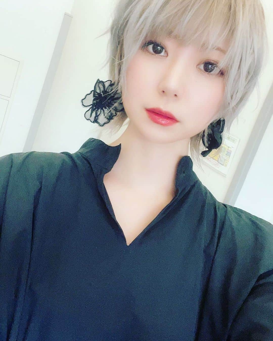 東城りおのインスタグラム：「新しい髪色良き」