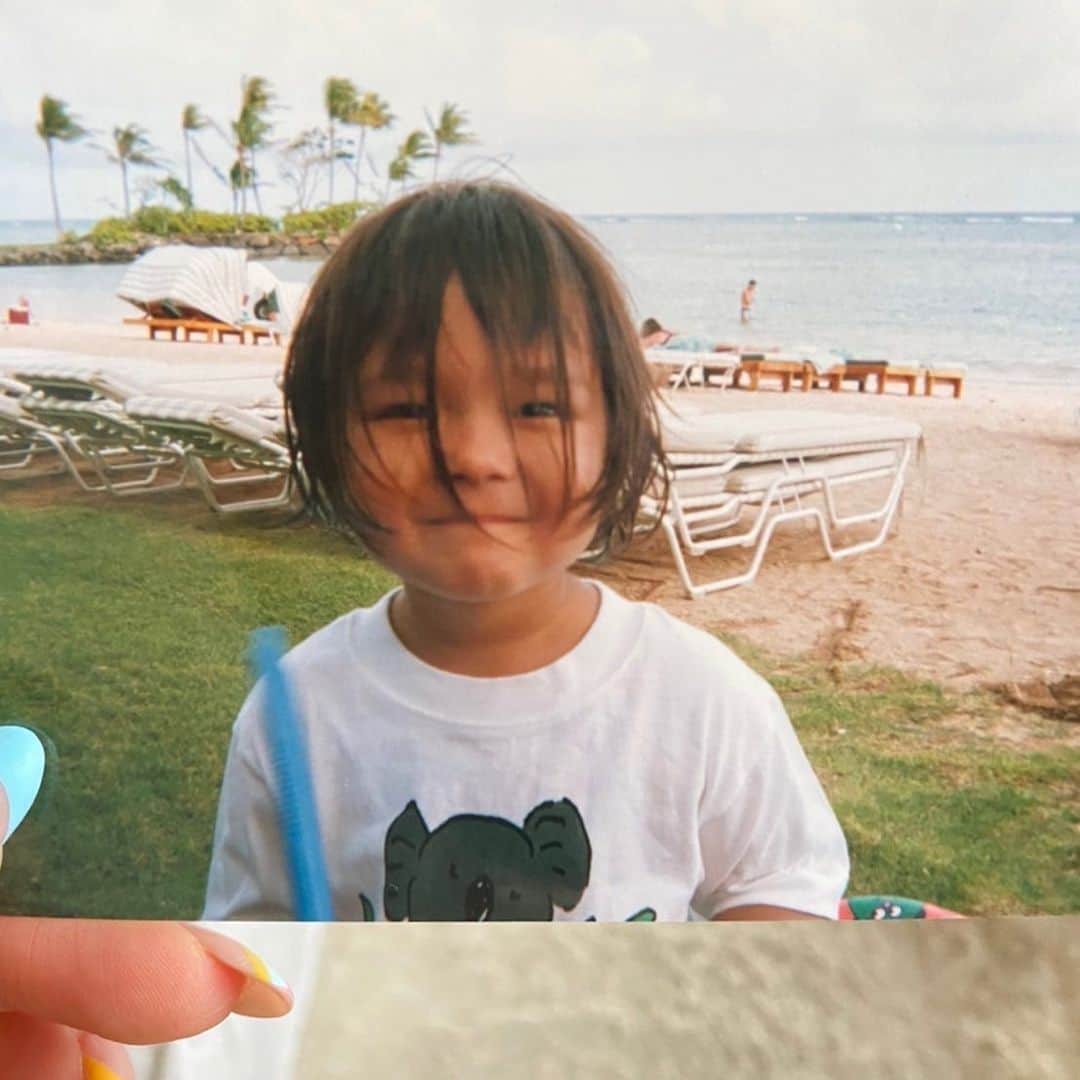 ERIKAのインスタグラム：「小さい時の私の写真、カイトに似てるw」