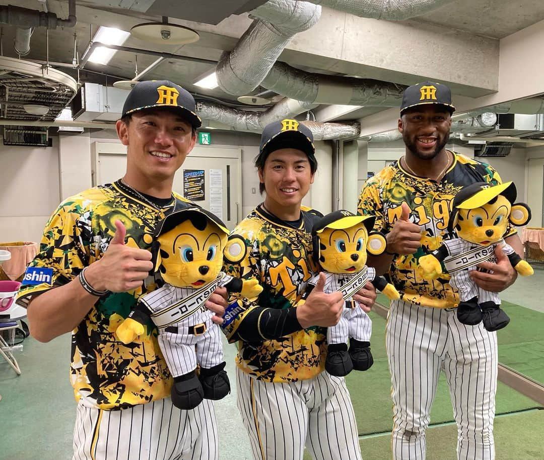 阪神タイガースさんのインスタグラム写真 - (阪神タイガースInstagram)「今日のヒーローは伊藤将司選手、梅野選手、ロハス選手です！ #今日のヒーロー  #伊藤将司 選手 #完封勝利 #6勝目  #梅野隆太郎 選手 #ナイスバッテリー  #メルロハスjr 選手 #ウル虎の夏2022 #阪神タイガース  #イチにカケル！」7月14日 21時20分 - hanshintigers_official