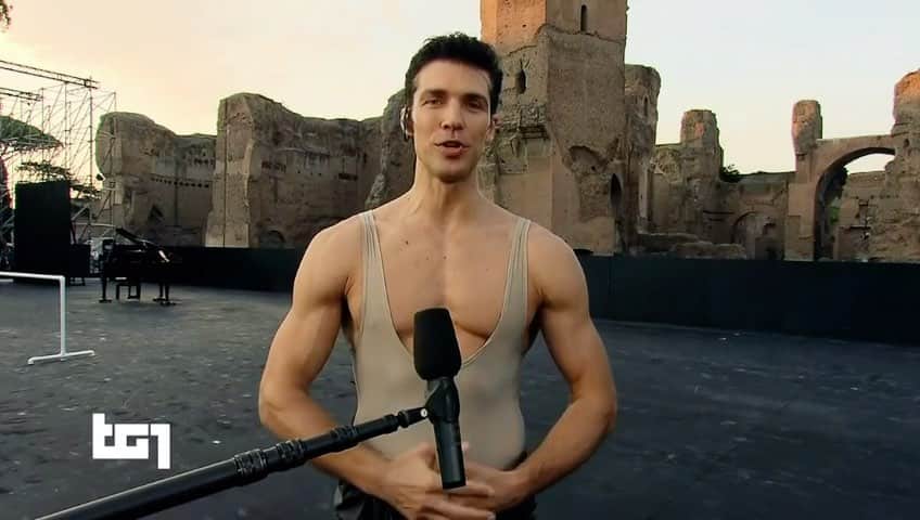 ロベルト・ボッレのインスタグラム：「Live @tg1_rai_official  @opera_roma  #robertobolleandfriends #bolletour22 @festivalmusart @arenadiverona @festival_nervi #teatrogrecotaormina」