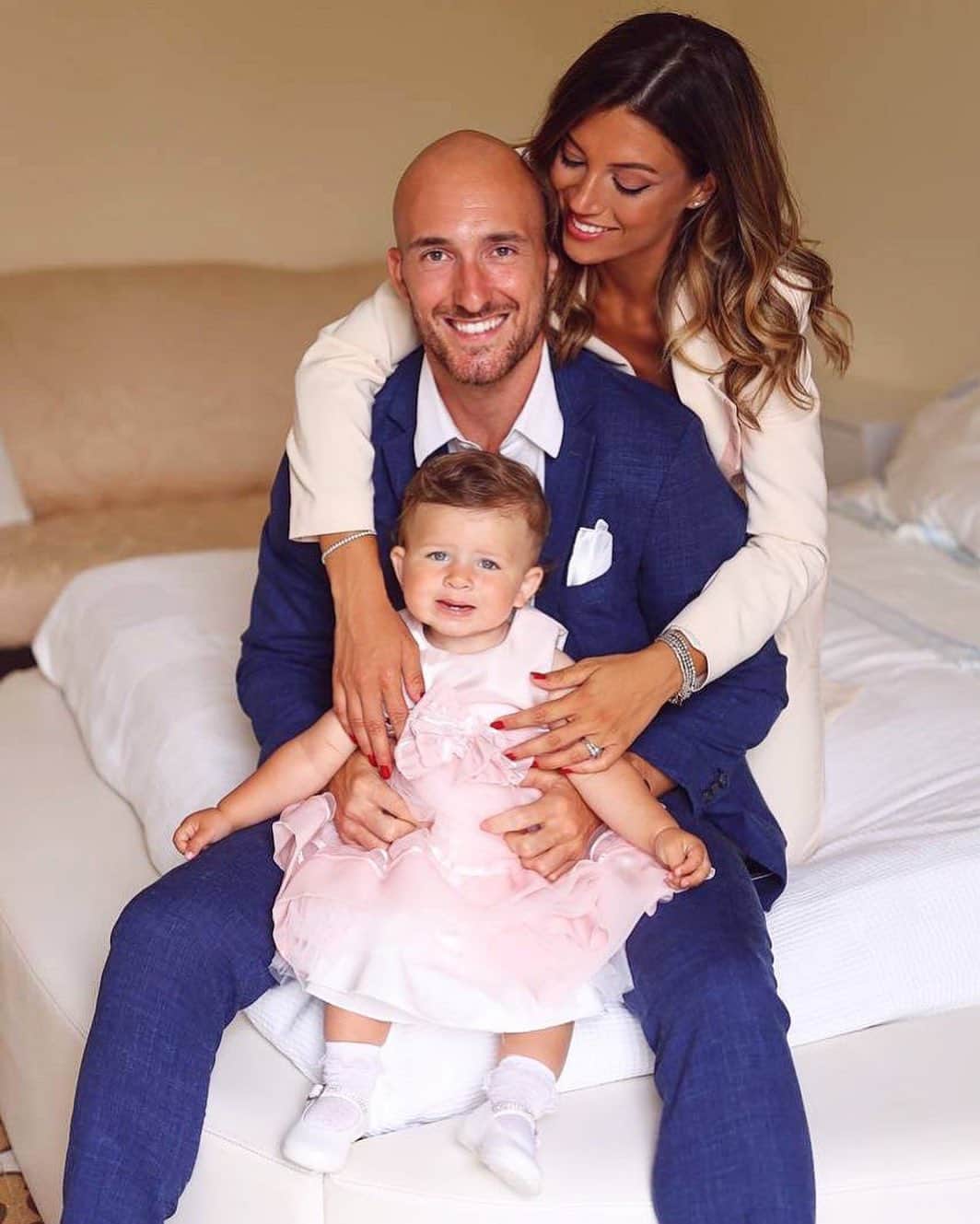 のインスタグラム：「Family ♥️🔗  PH: @mariano_landolfi」