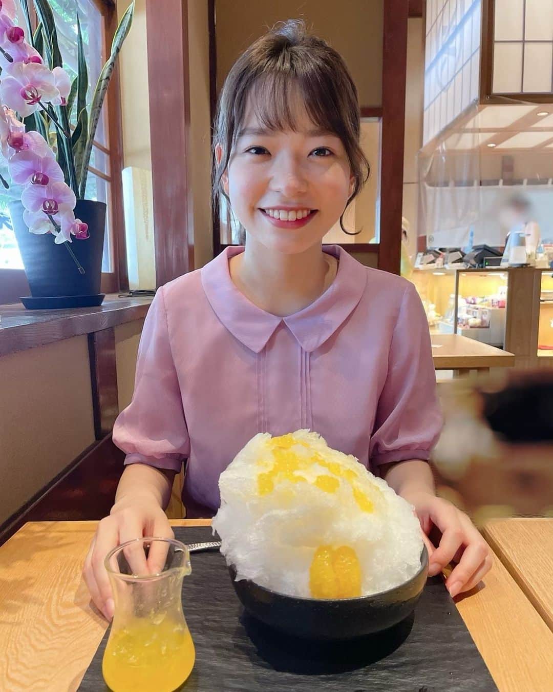 濱村春香のインスタグラム：「. 蜜柑のかき氷🍊 暑さに耐えられずちょっと休憩🍹 ⁡ ⁡ #かき氷 #東京かき氷 #ホリプロ #フリーアナウンサー #アナウンサー  #リポーター #司会」