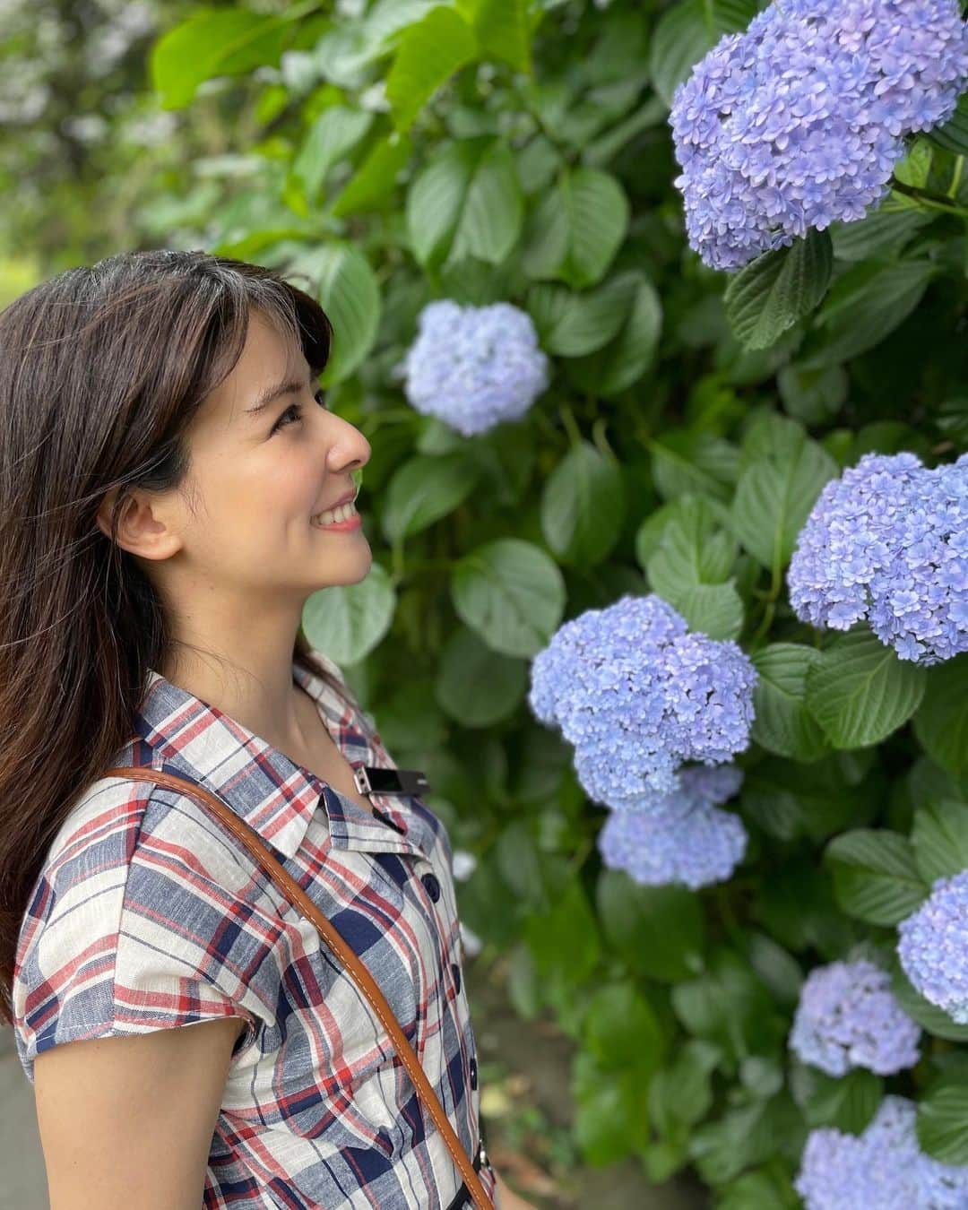 藤井美菜のインスタグラム：「. 鎌倉の木陰が好きです。  紫陽花香る明月院に、小町通り、江ノ電に海まで。 早起きっていいなぁと思いながら堪能した1日でした。  YouTubeでチェックしてくださいね🥹🌊  저 가마쿠라를 좋아해요.  수국이 너무나 예쁜 메이게츠인, 코마치거리, 에노덴, 그리고 바다까지. 일찍 일어나는 보람이 있구나~라고 생각하면서 행복했던 하루였습니다.  그런 저의 하루는 유트브로 꼭 봐주세요🥹🌊  #鎌倉#紫陽花#明月院#小町通り#江ノ電#海#일본여행#수국#가마쿠라#가마쿠라여행#메이게츠인#에노덴#바다#카마쿠라여행#일본감성#japan#kamakura#Hydrangea#sea#enoden#japantrip」