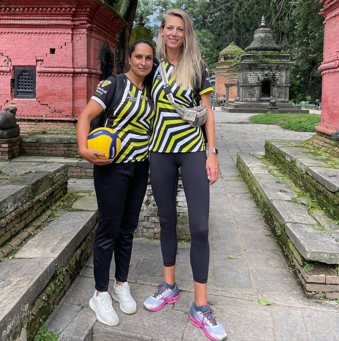 マノン・フリールさんのインスタグラム写真 - (マノン・フリールInstagram)「Being in Katmandu 🇳🇵is such a great experience for me. With the @volleyball4life_official program we are showing coaches how to teach their students life skills through playing volleyball and other games.  I knew I could expect a lot of inequality here, but it actually surprised me in a negative way. There is still so much work to be done, especially on the level of differences between men and women (not just here in Nepal). With the program we are aiming to empower girls between 12 and 18 years of age.   After five days of working with the coaches and girls I heard a lot of heart touching stories. Throughout the week I saw the girls get in touch with their emotions, become more confident about speaking out, set boundaries for themselves and learn how to aim for their goals. Hopefully we lighted a fire that will inspire everyone here and further. I’m so grateful this opportunity was giving to me. Thank you @peter.vantarel for taking me along. Together with @uprety_kopila you started an amazing program. I learned a lot from you, the program and not to forget the kind and caring people of Nepal and the Dutchies in this crew🙏🏼 #equaljersey」7月14日 22時24分 - manonflier