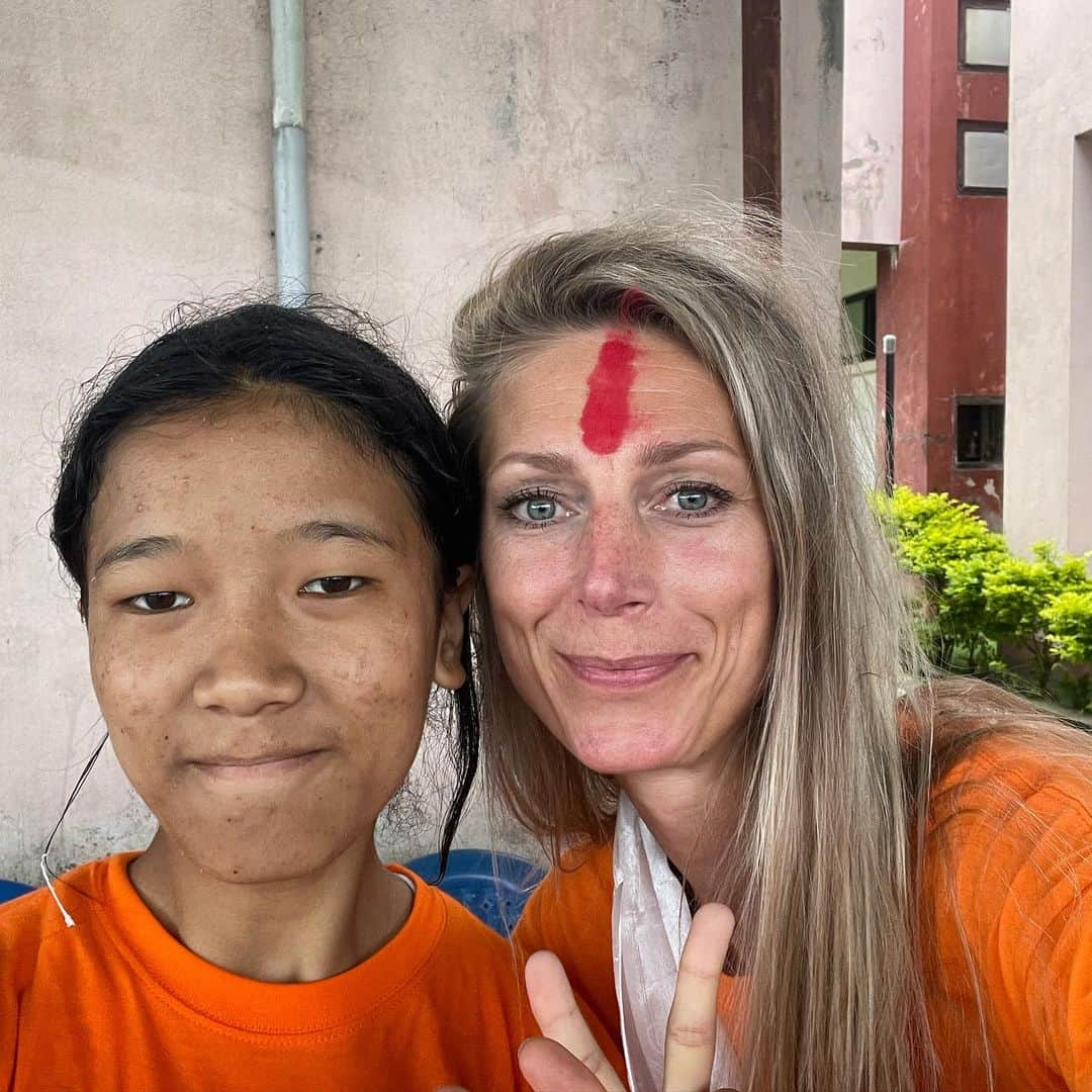 マノン・フリールさんのインスタグラム写真 - (マノン・フリールInstagram)「Being in Katmandu 🇳🇵is such a great experience for me. With the @volleyball4life_official program we are showing coaches how to teach their students life skills through playing volleyball and other games.  I knew I could expect a lot of inequality here, but it actually surprised me in a negative way. There is still so much work to be done, especially on the level of differences between men and women (not just here in Nepal). With the program we are aiming to empower girls between 12 and 18 years of age.   After five days of working with the coaches and girls I heard a lot of heart touching stories. Throughout the week I saw the girls get in touch with their emotions, become more confident about speaking out, set boundaries for themselves and learn how to aim for their goals. Hopefully we lighted a fire that will inspire everyone here and further. I’m so grateful this opportunity was giving to me. Thank you @peter.vantarel for taking me along. Together with @uprety_kopila you started an amazing program. I learned a lot from you, the program and not to forget the kind and caring people of Nepal and the Dutchies in this crew🙏🏼 #equaljersey」7月14日 22時24分 - manonflier