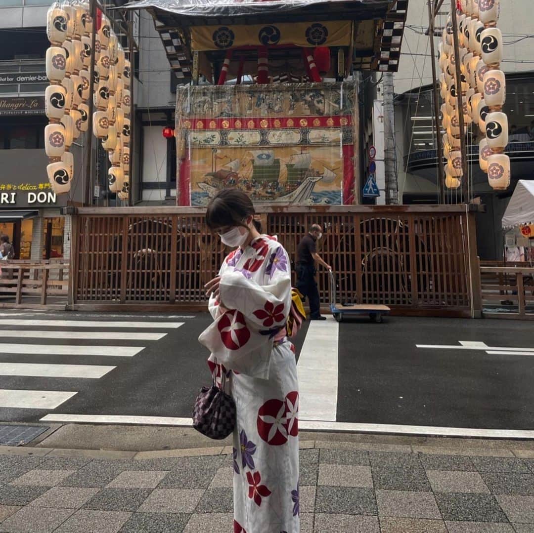 大迫マミのインスタグラム：「『京都へ帰って来ました。』  祇園祭の季節ですね 3年ぶりの山鉾巡行で、『こんちきちん』の音を聴くだけで心躍ります。楽しくなりすぎて、気づいたら 傘ぶっ壊しまてました  従姉妹は、脅威の雨女で ディズニーに行くにも 祇園祭に行くにも、いつも雨を降らせてくれます。私は、めちゃくちゃ晴れ女ですが、従姉妹には敵いません。」