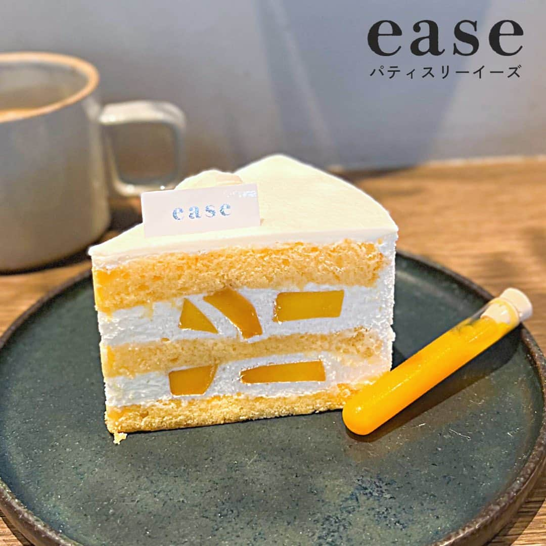 おまる部長 / たっちゃんずパンケーキ部のインスタグラム：「. patisserie ease パティスリーイーズ 〒103-0026 東京都中央区日本橋兜町９−１ @ease_tokyo   マンゴーのショートケーキ 746円+税 コーヒー 546円+税  お友達に連れて行ってもらい、日本橋・兜町の有名パティスリーeaseへ🍰お店の名前は聞いたことがあったんだけど、初訪問♪洗練された空間に美しいケーキたちが展示品のようにずらりと並んでいて、さらには焼き菓子やカヌレ、デニッシュなど持ち帰りたくなる商品もたくさん！  マンゴーのショートケーキを注文して、まずクリームの部分をひとすくいして食べてみたらハッとさせられるくらいめちゃ美味しい♪そしてそのあとマンゴーと繊細なスポンジ部分も一緒に食べてみて全部が等しく絶品でバランスが良くて、集中して食べてしまう魅力たっぷりのケーキでした！ソースをあとがけするのも楽しかったです🥭  お値段を見て今回は勇気が出なかったけど季節のミルフィーユとか、プリンも食べてみたいな🍮  イートイン用の席はカウンターの数席のみで到着時は満席だったのですが、名前と電話番号を伝えて席が空いたら電話で呼び出していただけるスタイルでした^^(電話があったら速やかにお店に戻る必要あり)  #patisserieease #パティスリーイーズ #イーズ #日本橋 #日本橋カフェ#日本橋兜町 #兜町カフェ #日本橋兜町カフェ #東京 #東京カフェ #カフェ巡り #nihonbashi #tokyo #tokyocafe #japan」