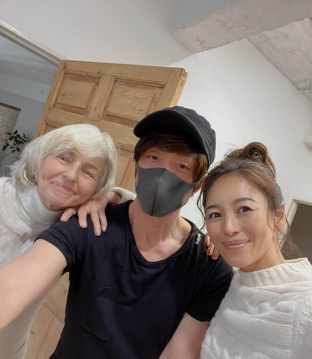 大桑マイミのインスタグラム：「マドモアゼルノンノ×週間文春の撮影させていだきました。　2022 年 9 月 1 日号(8 月 24 日(水)発売)予定！なんとっお義母さんと一緒になんです。とても素敵な経験をさせていただきました。  マドマーゼルノンノ　@papas_jpn_official  のカタログをやらせていただいて7年！大好きなブランドです。 いつも素敵なお洋服にワクワクします。幸せな気分になるんですよ。 洋服って楽しいと思わせてくれます。是非みてください。  本日は　@akio_matsumott  さんにmakeしていただきました。ナチュラルメイクの美しさにびっくり🫢 松本さんのヘアメイクレシピを学べるレッスンやってます！！  https://www.beautiful-ambition.com/ チェックしてみてください。 人生かわるよねっレベルです🤍」