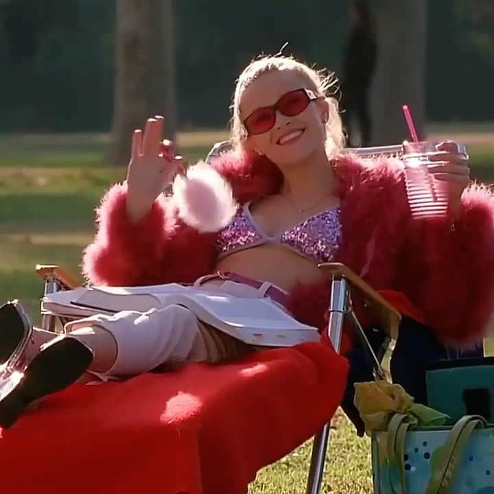 リース・ウィザースプーンのインスタグラム：「Can't believe our movie is 21! Long live Elle Woods. 💘   🎥: @retralgic」
