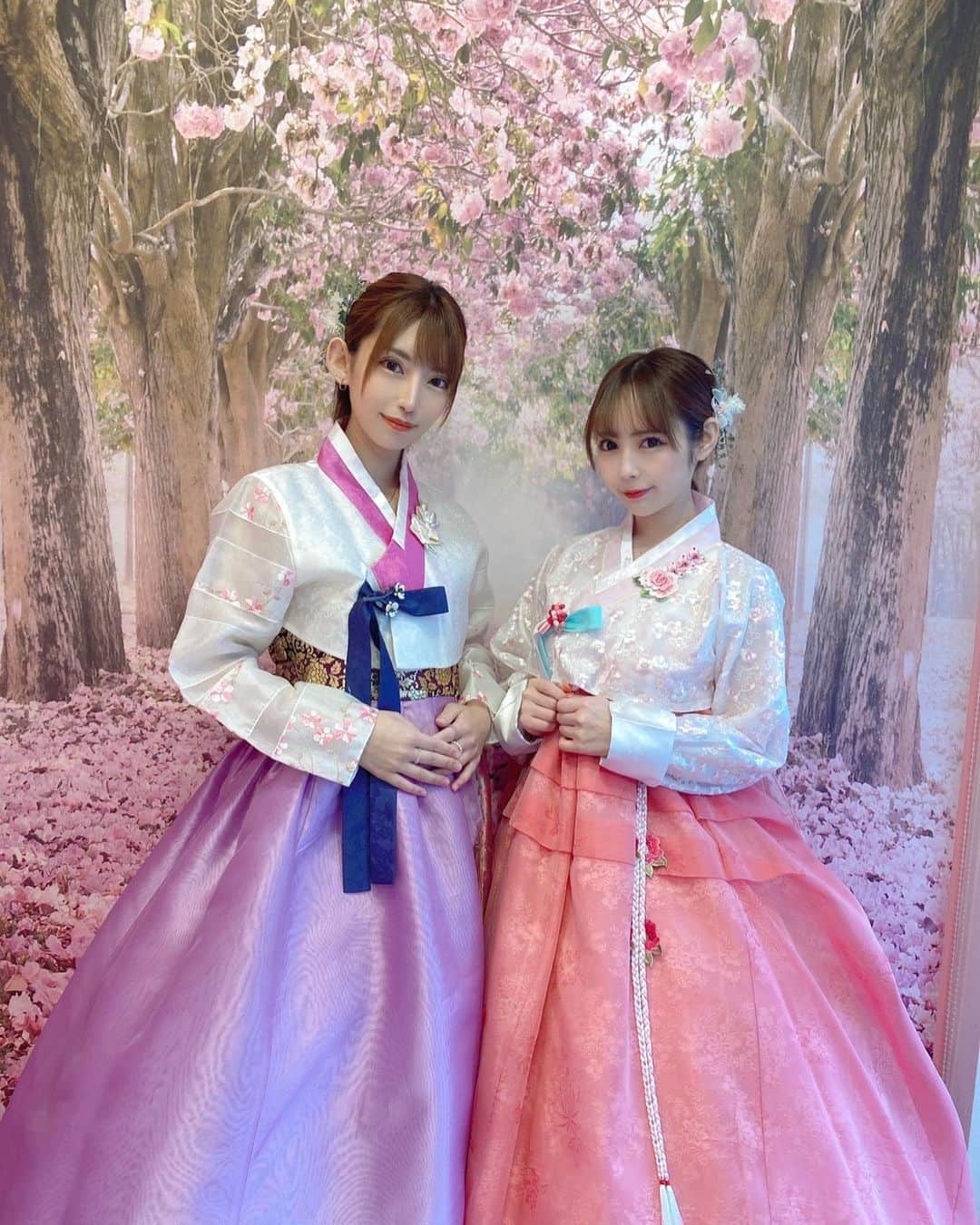 葉月七瀬のインスタグラム：「. . るーちゃんと チマチョゴリ体験💜💜 ⁡ 好きなチマチョゴリ選べたから お互い推しカラー😍❣️ こーゆー時にぬいちゃん 持っていけば！と忘れてしまう🤣🤣 ⁡ 髪型もチマチョゴリに合わせて セットしてもらった☺️💕💕 ⁡ 絶対着たかったチマチョゴリ着れて めちゃくちゃ幸せでした💜 ⁡私の正装はチマチョゴリにしたい🙏🏻´- ⁡ ⁡ ⁡チマチョゴリ体験後は ⁡しっかり韓国料理食べました🇰🇷🫶🏻 ⁡ #チマチョゴリ体験  #推しカラー  #韓国料理」