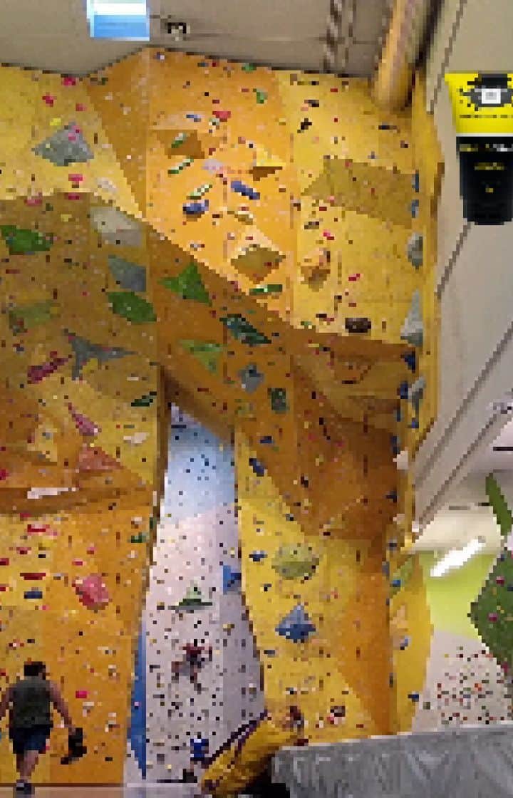 のインスタグラム：「With the temps getting higher every day 🌡a lead climber has to deal with two major problems: sweaty hands 🖐 and pumped forearms . With the liquid chalk by @monkey.hands I solved the first, any tips for the second?😅 . . @monkey.hands #liquidchalk #chalk #monkeyhands #adv」