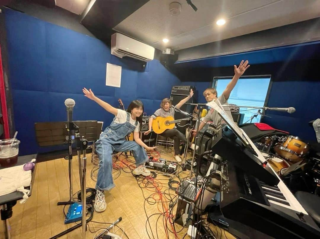 島谷ひとみさんのインスタグラム写真 - (島谷ひとみInstagram)「明日は、miscellaneousのliveです🎤🎸⚡️♬🎶  代官山『晴れたら空に豆まいて』にて。  杏子さんのバンド、KT_merph　との対バンです🎸⚡️  7/1(金)  ひと足お先に！！七夕祭り　〜W(ダブル)織姫揃い踏み〜  [出演]　KT_merph　miscellaneous　 越路三姉妹（司会進行）  【時間】 開場18:30/ 開演19:00  【チケット】 前売4500円 / 当日5000円 （共に1ドリンク代600円別途）  http://haremame.com/schedule/73035/  ぜひとも❣️  間近で、miscellaneousを体感しに来てください🧡  #miscellaneous #バンド #live #杏子さん #KT_merph　 #越路三姉妹 #島谷ひとみ #島谷製作所」6月30日 16時30分 - shimatani_hitomi_official