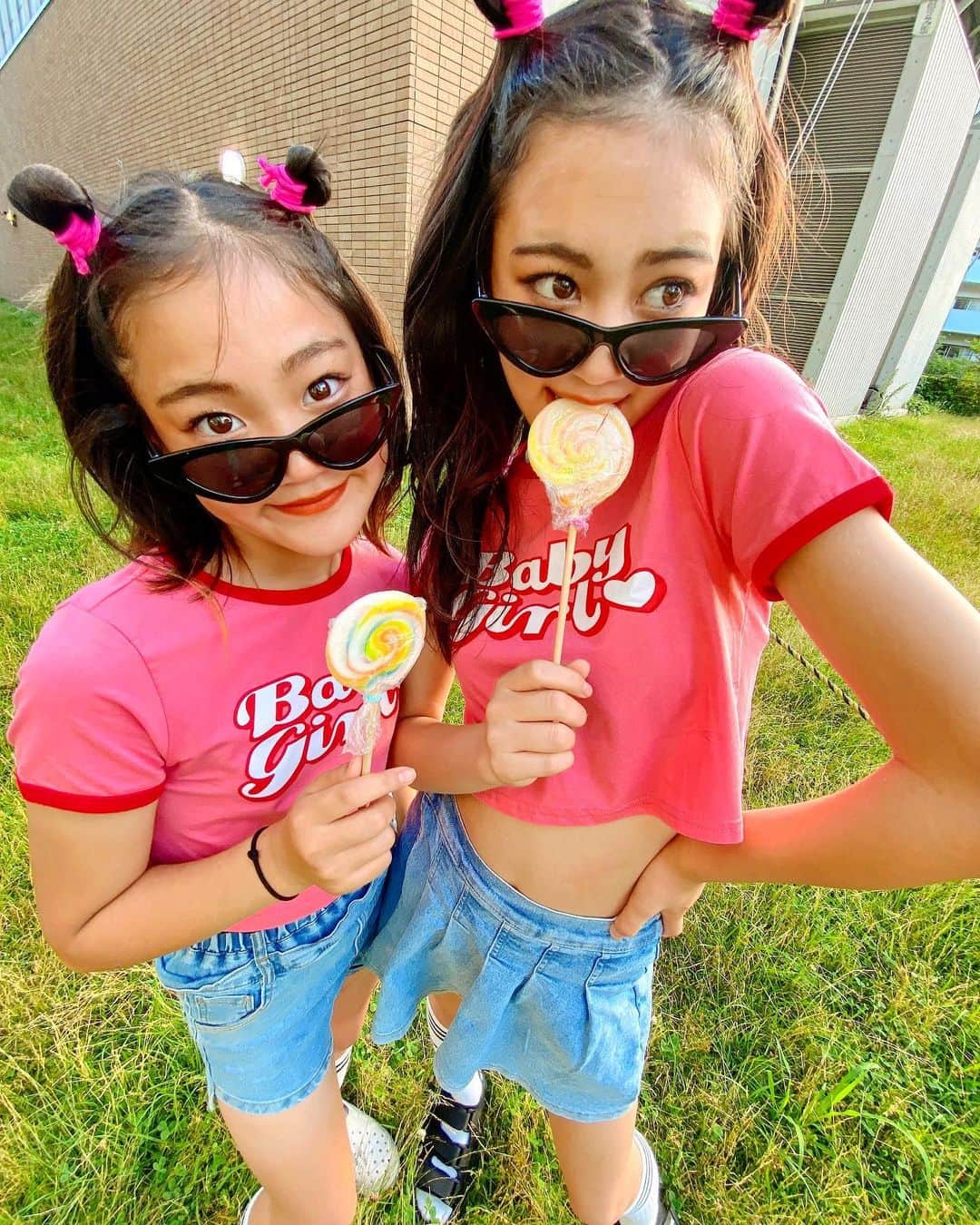 代田萌花のインスタグラム：「広島もとうとう梅雨明け🔥 毎日めちゃ暑くない？？ にいなは、すでに真っ黒！もかは日焼け止め必死にしてます😂 みんなも、夏バテしないように👍🤤💕💕💕  @cocobambi2020 二人で 可愛いTシャツ着てみた♡夏っぽくて大好き💕💕💕  #姉妹#姉妹おそろ#仲良し#姉妹コーデ #夏#夏コーデ#仲良しコーデ #リンクコーデ#おそろコーデ#お揃い #sisters #love#code #もかにいな#もかにな」