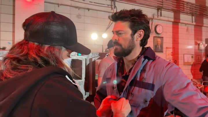 ラズ・アロンソのインスタグラム：「@karlurban is right, @karenfukuhara & I are unapologetic foodies and proud of it, we talk about food 24/7 on set & dm food places nonstop. This year we recruited @tomercapone into our #foodporn club & @jack_quaid will be next. @karlurban there’s 1 more seat left on the foodie bus bro, we’ll even let u pick which food will be our focus for season 4! Episode 7 in 2 days!!! #thatshitsticks #foodie #foodporn #letseat」