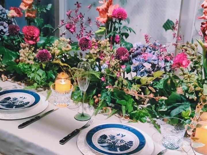 寺井幸也のインスタグラム：「ㅤㅤㅤ 自宅にてスタイリングの プレゼン用に撮影🫡 食事なしのこんな華やかな スタイリングはあまり経験がないし、 もし決まれば新しい挑戦になるなー。  1人で 全て作り上げる時間 良い時間だった🔥 お花もこんな生け方したの 初めてだから楽しかった☺️ もっと練習しなきゃなのは もちろんだけど。🫡 そもそも練習とかできないタイプ。 全てぶっつけ本番。 ㅤㅤㅤ 器は　@lost.and.found_store  花は　@charbatake  ㅤㅤㅤ」