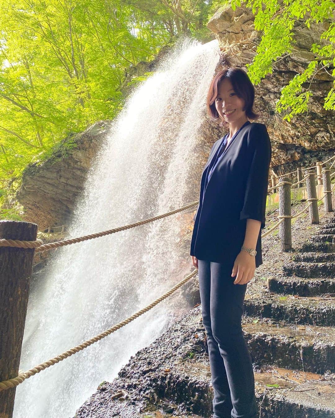 謝依旻のインスタグラム：「今天東京和台北的最高氣溫，很剛好的都是37度☀️  突然有點想念長野縣高山村，山裡的好氣候…🫧  天氣炎熱，大家要記得補充水分喔～❗️  最後一頁是Video🎥✨ 讓大家感受一下，水聲如雷的瀑布「雷滝」✨  #日本 #長野 #高山村 #雷滝  #滝  #japan #nagano  #waterfall  #瀑布」