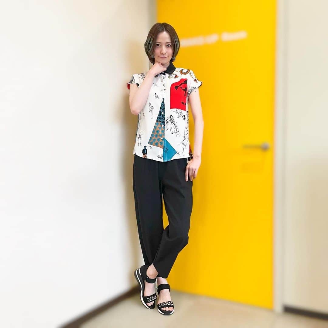 のインスタグラム：「ㅤㅤㅤㅤㅤㅤㅤㅤㅤㅤㅤㅤㅤ BS日テレ『汐留TV！』 2022.5〜6月分のお衣装です☻ ㅤㅤㅤㅤㅤㅤㅤㅤㅤㅤㅤㅤㅤ #衣装戦隊ミヤジマン  シャツ♥︎Wild Lily #wildlily  パンツ♥︎POU DOU DOU #poudoudou  イヤリング♥︎OSEWAYA #osewaya  サンダル♥︎enchanted #enchanted  ㅤㅤㅤㅤㅤㅤㅤㅤㅤㅤㅤㅤ ㅤㅤㅤㅤㅤㅤㅤㅤㅤㅤㅤㅤㅤ スタイリストさん→ @stylist_sanae_ymsk_  #衣装 #ootd #bs日テレ #汐留tv #宮島咲良 #ミヤジマン #ぼっち戦隊ミヤジマン」