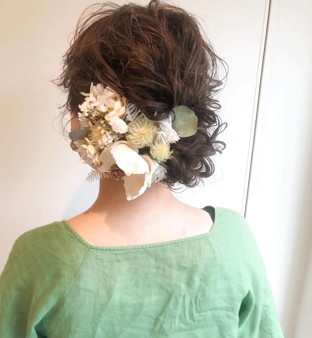 Miki Kajiwaraのインスタグラム：「こないだのブライダル前撮りセット💕💕💕 . お花をいっぱいつけて。。。 . 安定のシニオンが可愛かったなぁ🌿🌿🌿🌿 . #kajimagic #姫路美容室」