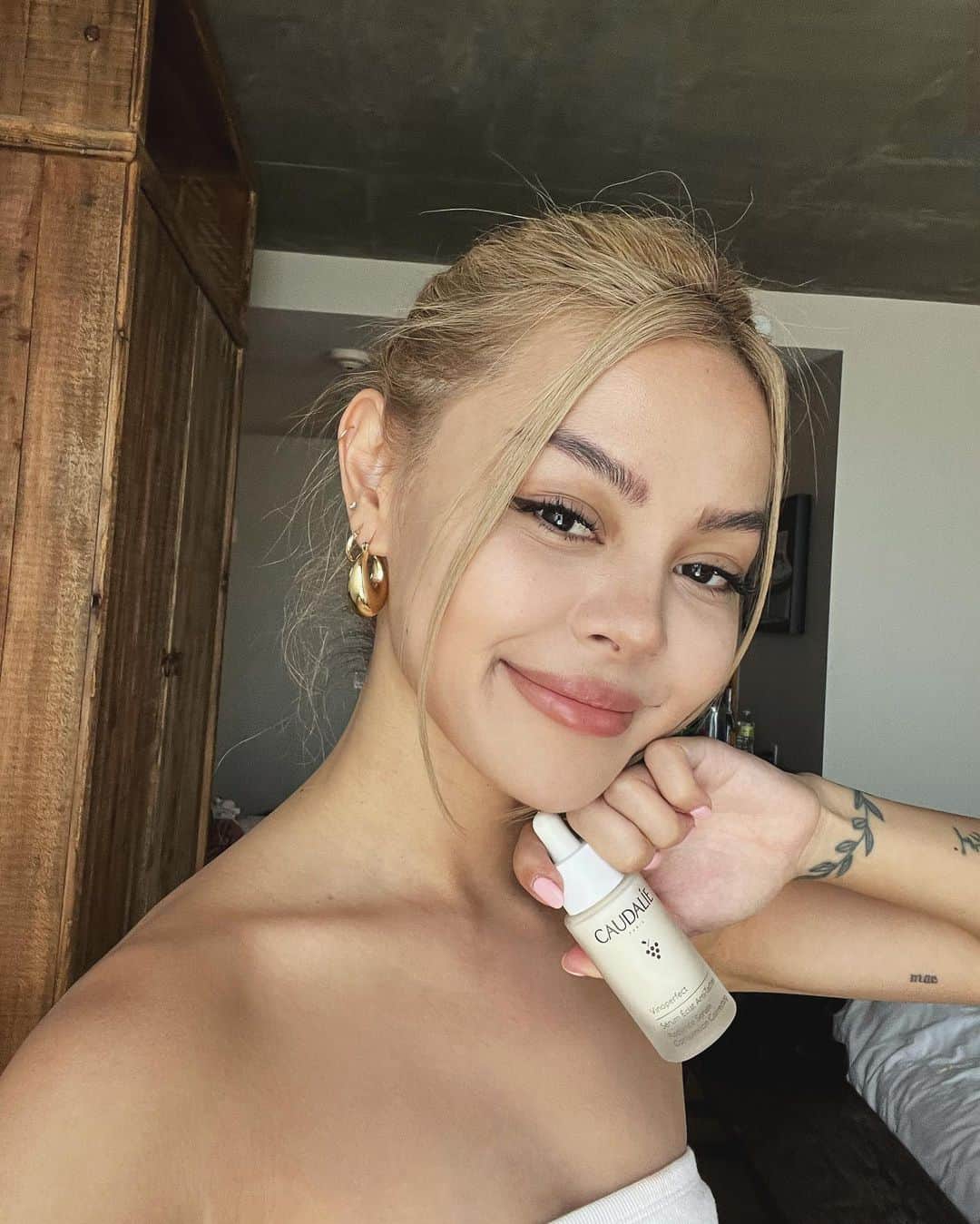 リリーマイマックのインスタグラム：「I’ve been using the @caudalie #VinoPerfect serum, which brightens skin & lightens any kind of dark spots! We gifted the serum to a follower with visible dark spots…  swipe to see her amazing before & after, after just one bottle for a month!  @sephoraau #Afteronebottle」